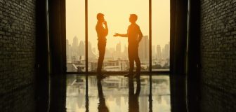 Backdoor selling czyli sprzedaż tylnymi drzwiami